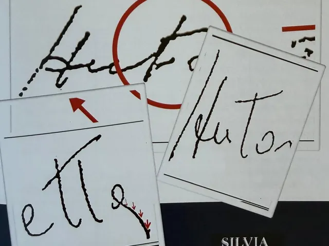 Confronto grafologico tra campioni di scrittura con evidenziate le caratteristiche del tratto