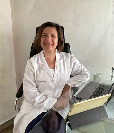 Dott.ssa Silvia Bravo nel suo studio
