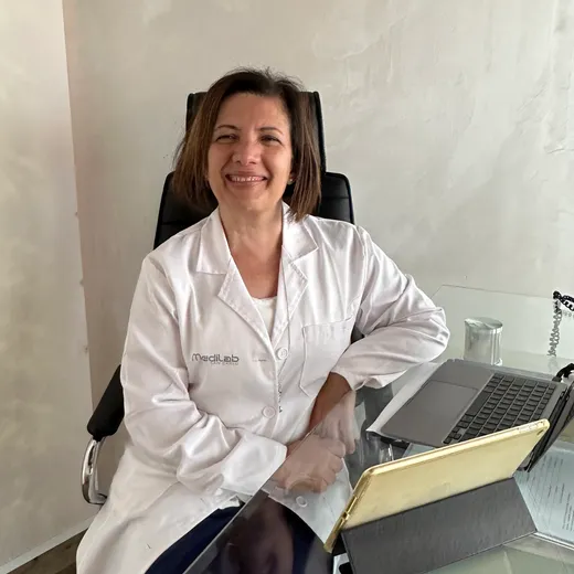 La Dott.ssa Silvia Bravo nel suo studio medico